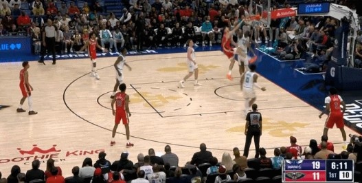 这球真漂亮！马特科维奇转身突破 单臂抡圆了隔扣赛恩-詹姆斯！