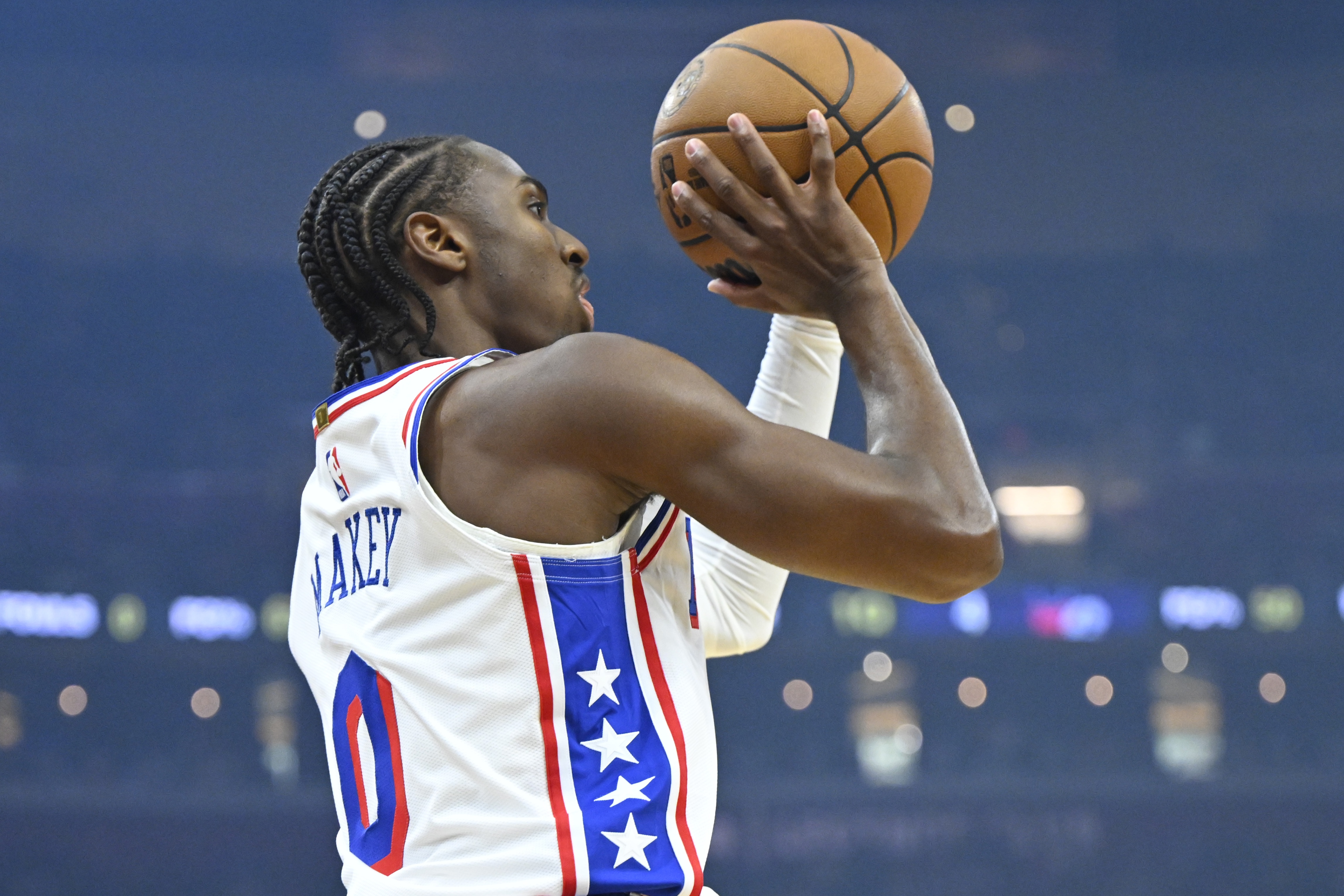 杀疯了！马克西外线开炮独中3记三分 帮助球队保持大比分领先