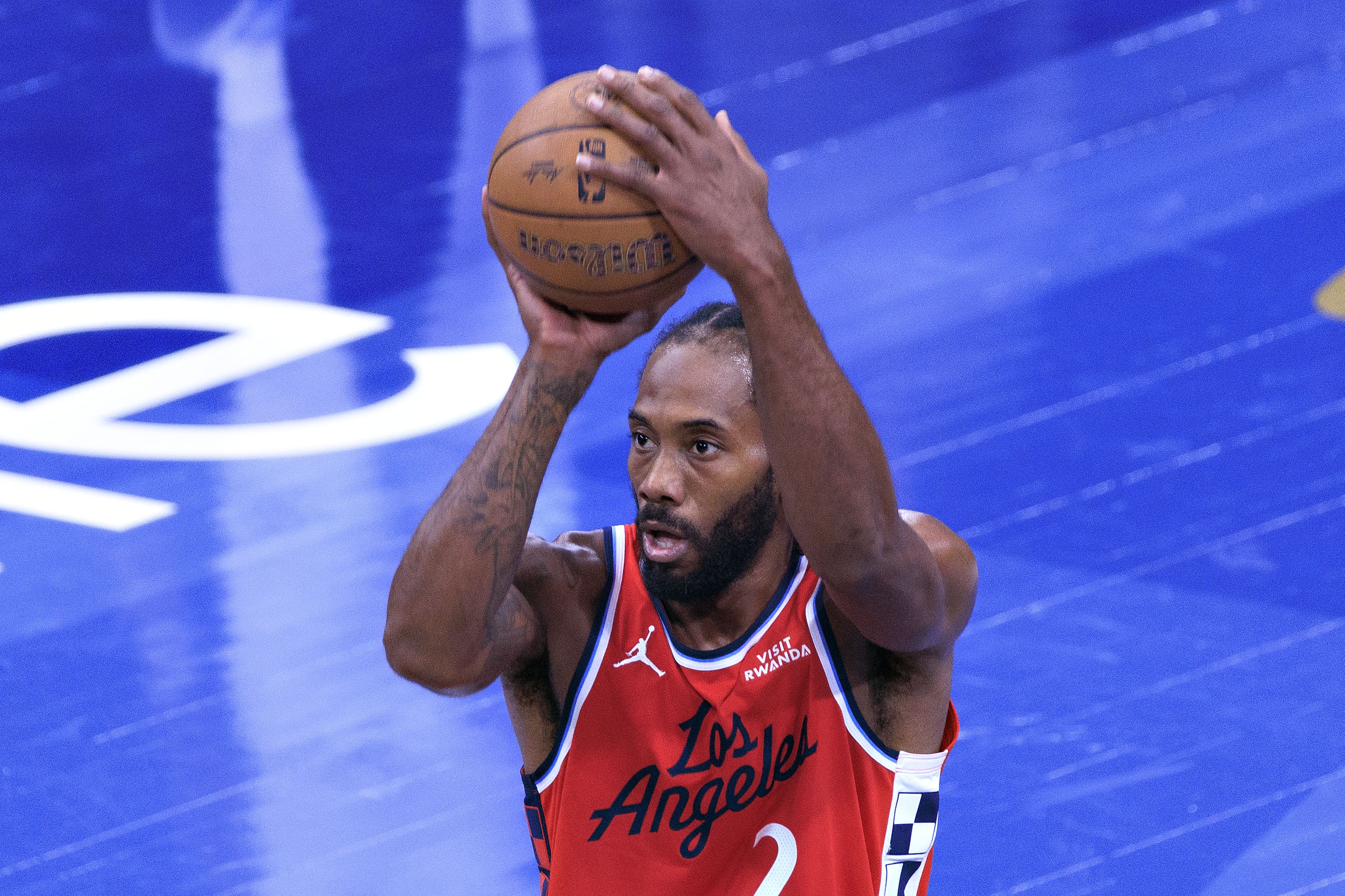 开张！莱昂纳德侧翼接球 出手飙中快船首个三分