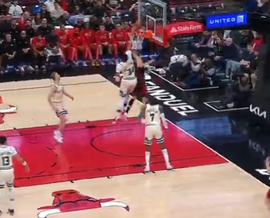 复出先从防守做起！字母哥开场大帽布泽利斯上篮