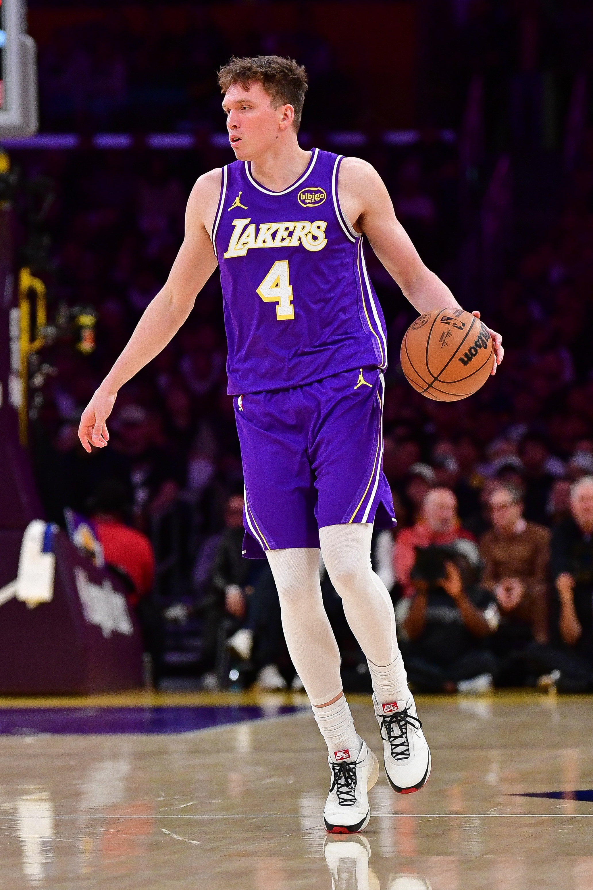 四人不打一个成疑！美记晒湖人仅剩的10人轮换 替补席没眼看