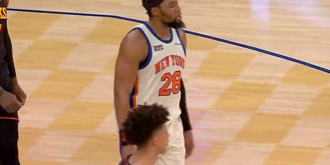 好在无碍！亚布塞莱篮下扭到腰 调整后继续打