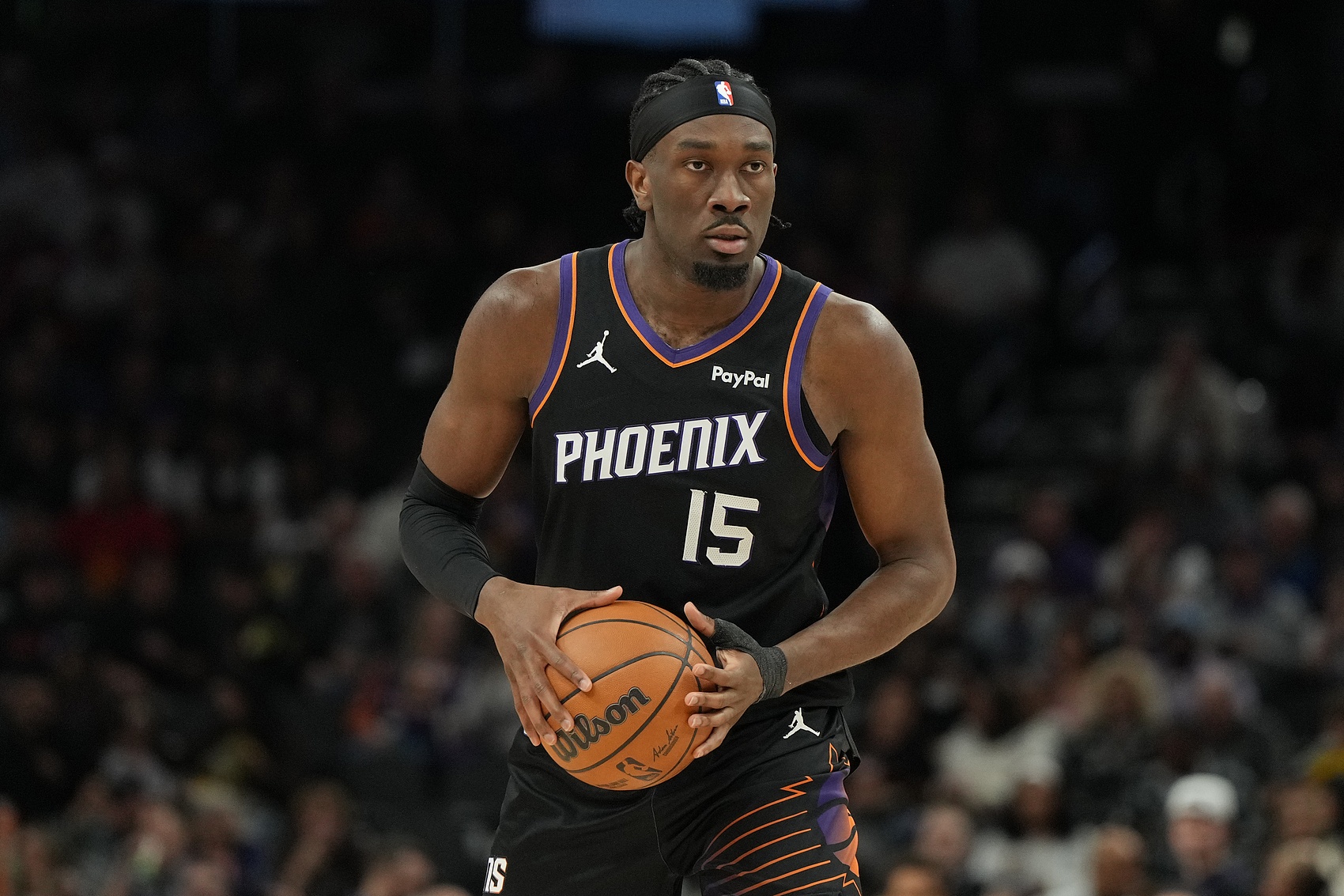 胳膊特长！狄龙翻身跳投不中 马威二次进攻隔人将球“砸扣”进筐