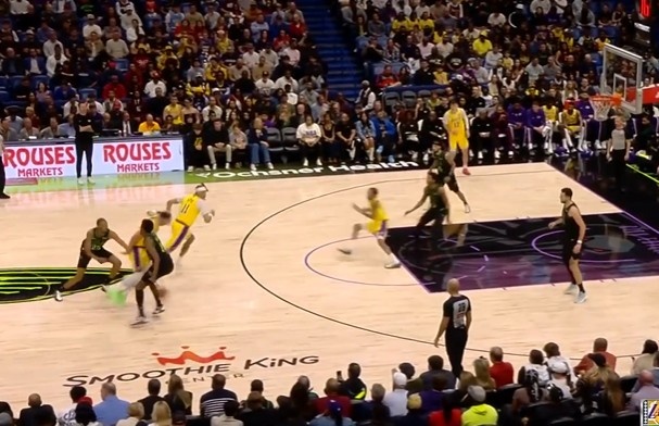 见缝插针！东契奇灵巧背运穿越2人防守 直捣黄龙拉杆打中