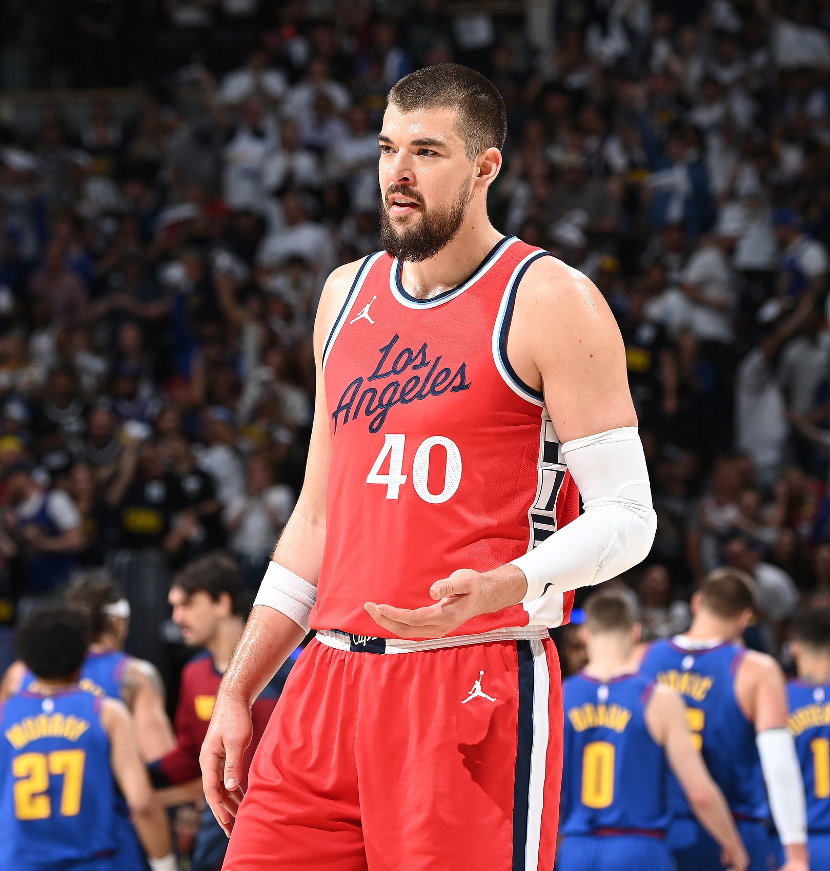 失误+1！祖巴茨持球背打 遭克拉克斯顿绕前抢断