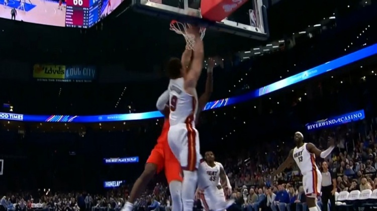 1打5的既视感！亚历山大灵蛇转身突破 杀进内线对抗上篮2+1