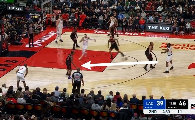 大师级视野！哈登弧顶击地妙传队友得分